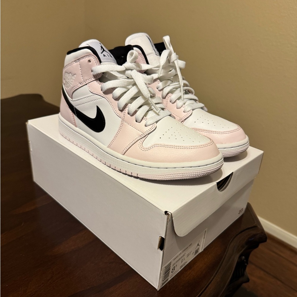 JORDAN 1 MID WOMENS SZ 8.5 LIKE NEW